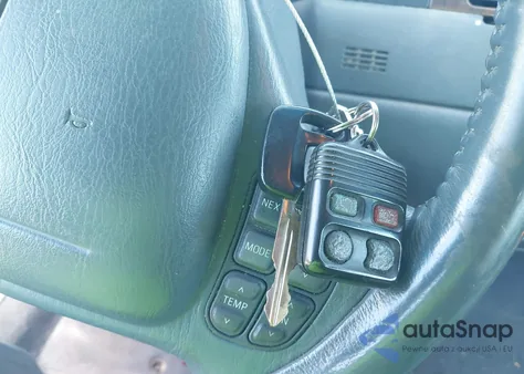 1998 Lincoln Town Car Signature z USA, uszkodzony, nr VIN 1LNFM82W3WY622452